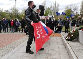 Прихильники "Нічних вовків" у Празі влаштували "акцію пам'яті", їх зустріли активісти із прапорами України