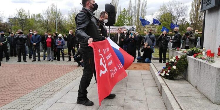Прихильники "Нічних вовків" у Празі влаштували "акцію пам'яті", їх зустріли активісти із прапорами України