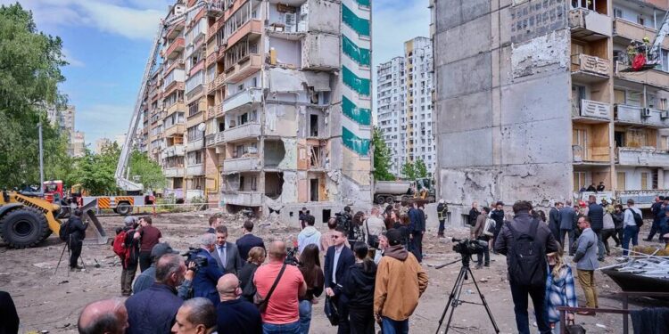 Понад 60 дипломатам показали місце влучання російської ракети у багатоповерхівку в Києві