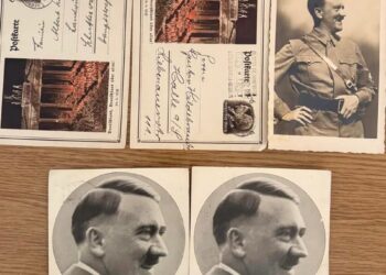 Киянка намагалася вивезти до Німеччини листівки 1930-х років із Гітлером
