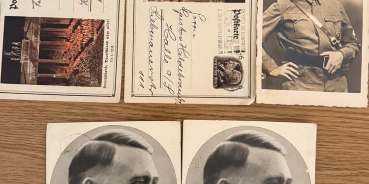 Киянка намагалася вивезти до Німеччини листівки 1930-х років із Гітлером