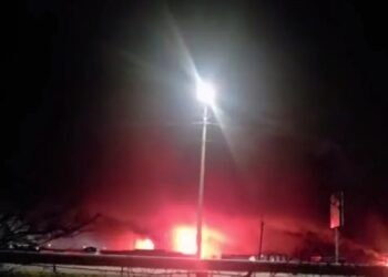 У російському ростові після ракетного удару спалахнула масштабна пожежа на заводі