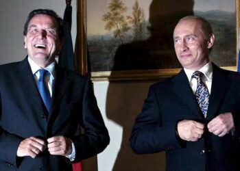 путін хоче, аби Шредер був посередником у мирних переговорах з Україною. Офіційний Берлін пропозицію відкинув