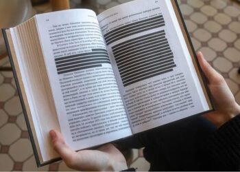 У росії цензура масово вирізає з книжок теми війни та ЛГБТК – розвідка