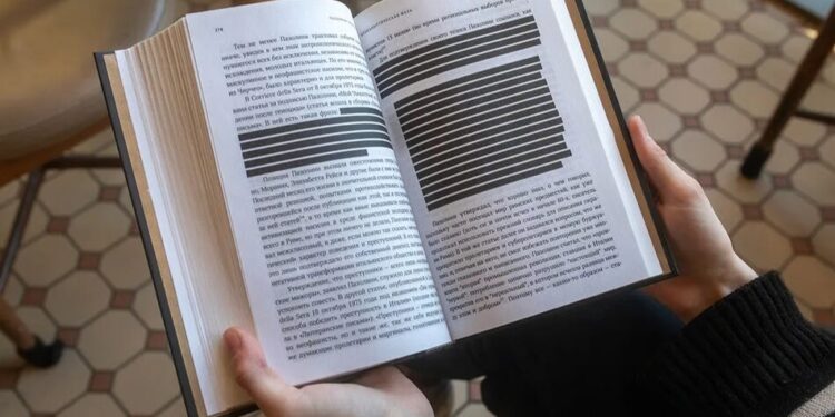 У росії цензура масово вирізає з книжок теми війни та ЛГБТК – розвідка