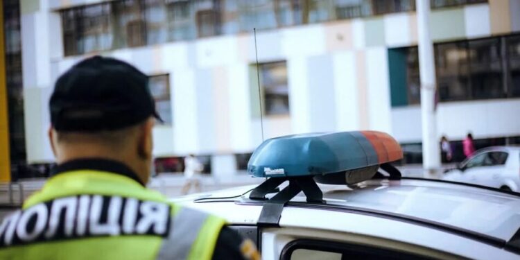 У Києві екскаватор протаранив патрульну автівку – вона в'їхала у вантажівку
