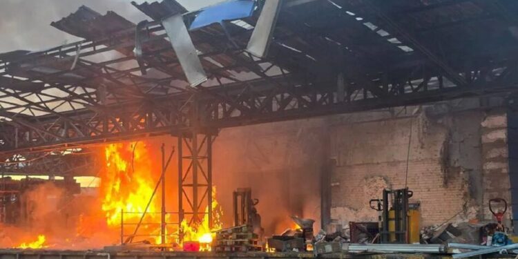 Ворог протягом доби тричі цілеспрямовано вдарив по депо "Нової пошти" у Харкові