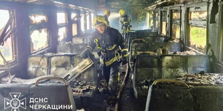На Черкащині в електричці під час руху спалахнула пожежа, 40 пасажирів евакуювали