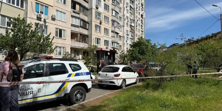 У Києві чоловік випав з вікна 11-го поверху та помер на місці