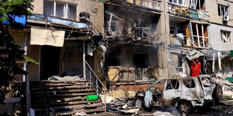 росіяни вдарили по Павлограду та понівечили багатоповерхівку