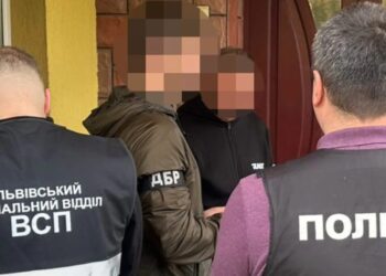На Львівщині посадовець за 12 000 доларів обіцяв "викупити" чоловіка з ТЦК – його затримали