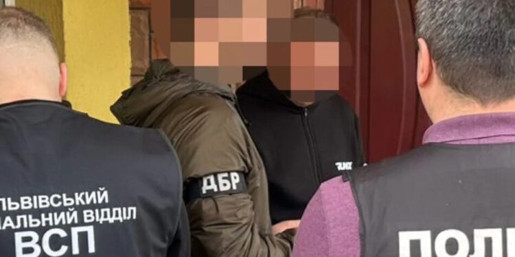 На Львівщині посадовець за 12 000 доларів обіцяв "викупити" чоловіка з ТЦК – його затримали