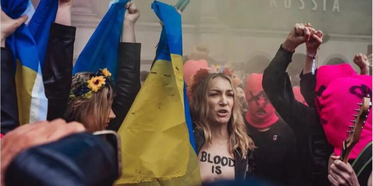 Активістки Pussy Riot та Femen заблокували вхід до російського павільйону на Венеційська бієнале