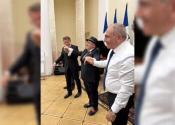 Макрон заспівав La Boheme під акомпанемент Пашиняна на барабанах у Єревані
