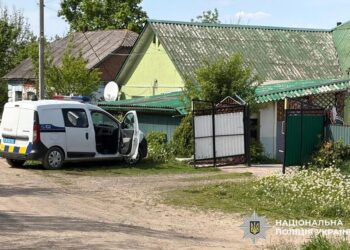 На Хмельниччині чоловік напав зі зброєю на поліцейських і втік: загинув правоохоронець, оголошено спецоперацію