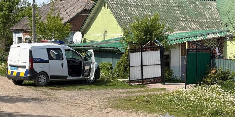 На Хмельниччині чоловік напав зі зброєю на поліцейських і втік: загинув правоохоронець, оголошено спецоперацію