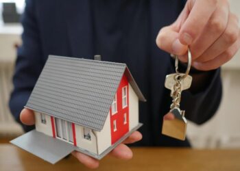Чому українці все частіше продають квартири та купують будинки в селах