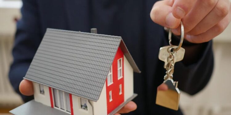 Чому українці все частіше продають квартири та купують будинки в селах