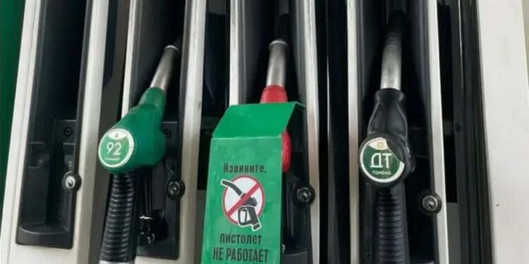 Більше не "країна-бензоколонка" – рф почала імпортувати пальне та летить у прірву