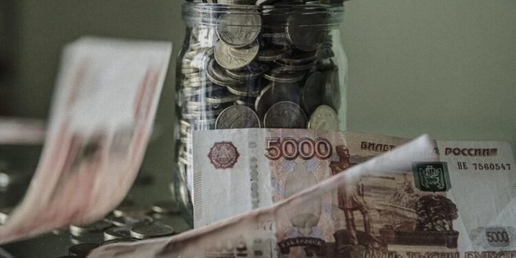 У рф масово повертаються до готівки через кризу довіри до банків – розвідка