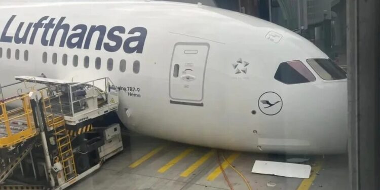 В аеропорту Франкфурта-на-Майні сталася аварія лайнера Boeing, є постраждалі – ЗМІ