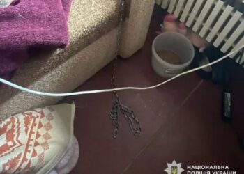 Мати утримувала 7-річного сина на ланцюгу на Дніпровщині – прокуратура