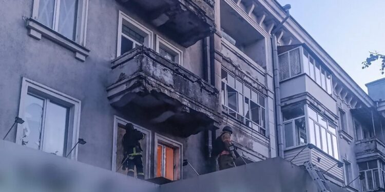 росіяни вдарили по Шостці та поранили жінку з трирічною дитиною