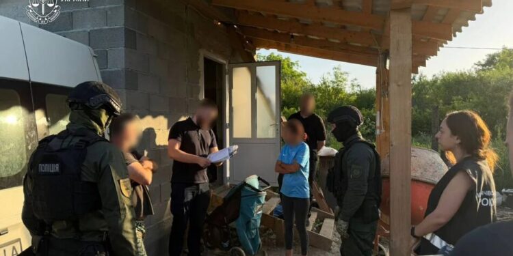 Багатодітна матір на Закарпатті знімала порно із 13-річною донькою, її відправили під варту