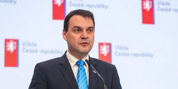 Прем'єр Чехії очолить делегацію на саміті НАТО попри суперечку з президентом