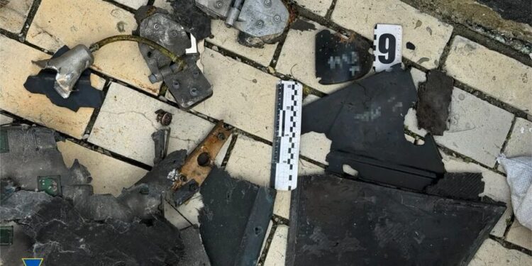 СБУ показала уламки російського дрона "Герань-2", яким рф вдарила по Лаврі