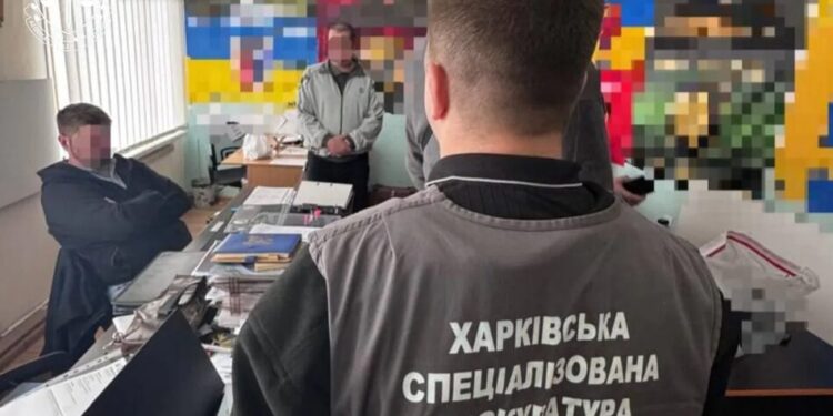 Посадовців армійського корпусу підозрюють у поборах із військових через "бойові"