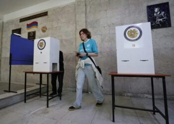 У Вірменії на парламентських виборах лідирує партія Пашиняна – Reuters