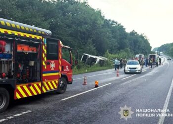 На Хмельниччині перекинувся автобус із понад 50 пасажирами, який їхав до Болгарії