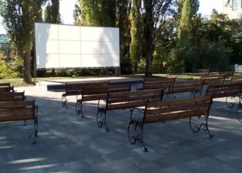 У Чернівцях вандали зруйнували кінотеатр просто неба фестивалю “Миколайчук OPEN”