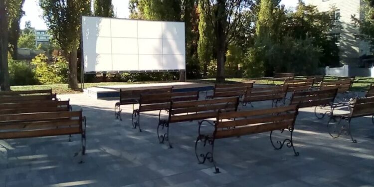 У Чернівцях вандали зруйнували кінотеатр просто неба фестивалю “Миколайчук OPEN”