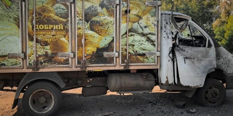 Окупанти прицільно вдарили дроном по машині з хлібом на Сумщині