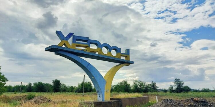 У Херсоні ворожий безпілотник влучив у цивільне авто, загинув чоловік