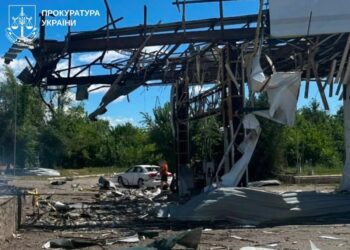 росіяни двічі за годину атакували АЗС у Дергачах – поранена жінка
