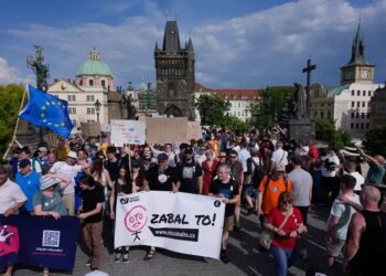 Тисячі людей вийшли на протест у Празі через реформу фінансування суспільних ЗМІ