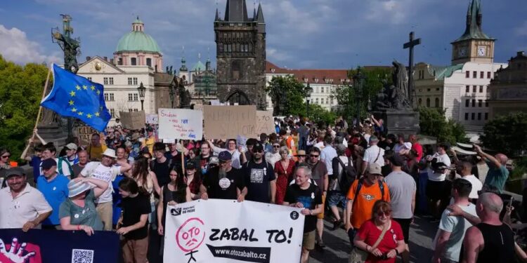 Тисячі людей вийшли на протест у Празі через реформу фінансування суспільних ЗМІ
