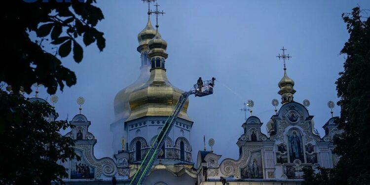 Києво-Печерську лавру закрили для відвідувачів після атаки рф