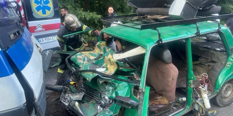 Авто, де перебувало шість дітей, потрапило у ДТП під Києвом: загинув дворічний малюк