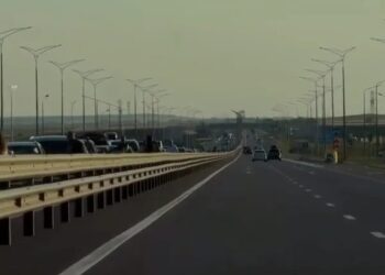 На виїзді з Криму утворився 15-кілометровий затор, вночі рух Кримським мостом перекрили – ASTRA