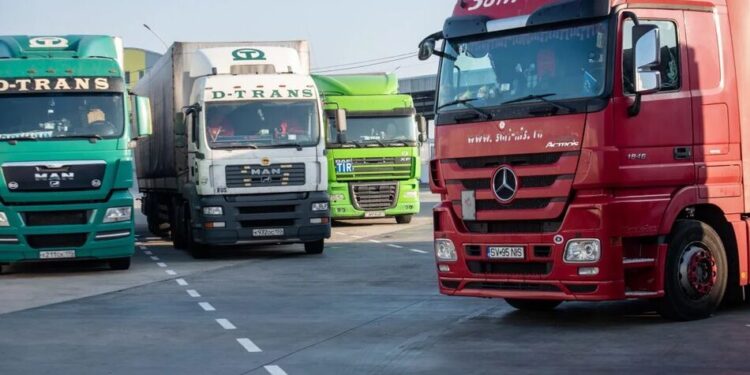 На дорогах державного значення запровадять обмеження для вантажівок через спеку