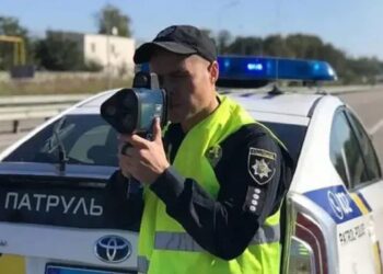 Які обмеження швидкості діють в населених пунктах та поза ними в Україні