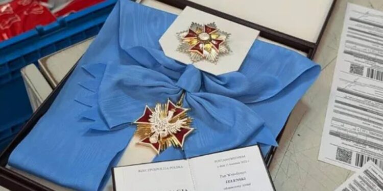 Зеленський відправив Орден Білого Орла назад президенту Польщі “Новою Поштою”