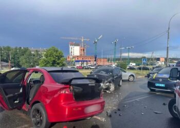 Виїхав на зустрічну смугу та травмував трьох дітей – в Ірпені сталась ДТП за участі авто Mitsubishi і Kia