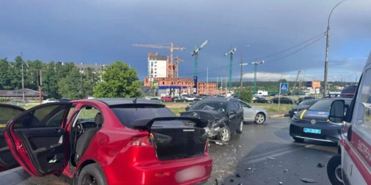 Виїхав на зустрічну смугу та травмував трьох дітей – в Ірпені сталась ДТП за участі авто Mitsubishi і Kia