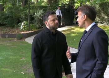 Зеленський прибув на саміт G7 – його зустрів Макрон