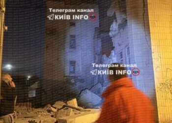 У Києві вже 4 постраждалих після масованої атаки рф, палає поліклініка та будинки